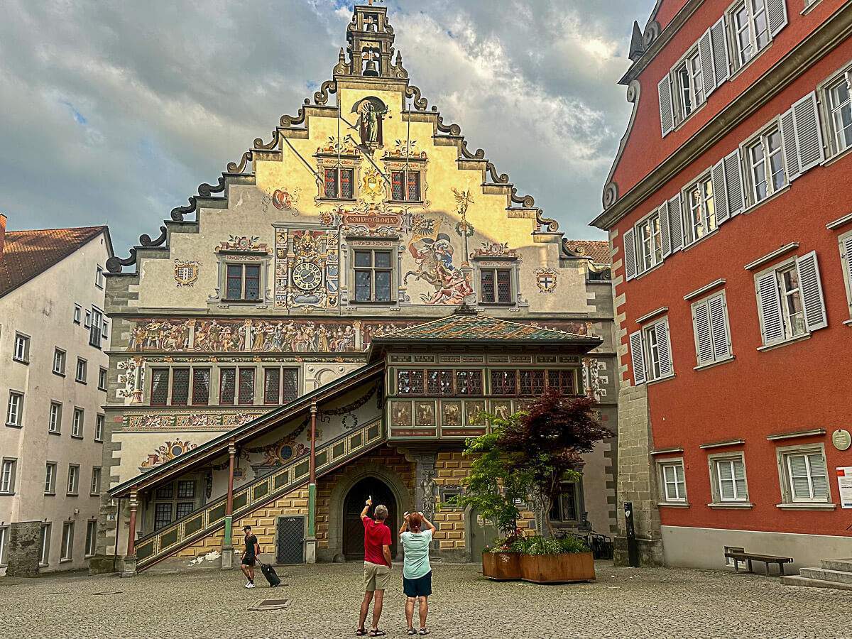 Rathaus Lindau mit Treppengiebeln und Fassadenmalerei