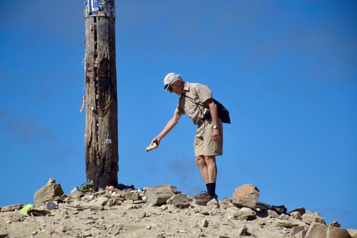 Ritual am Cruz de Ferro: Pilger legen einen Stein nieder