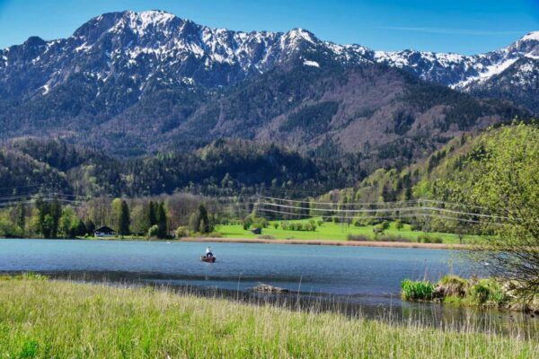 Sehenswürdigkeiten Oberbayern: der Kochelsee vor Brgkulisse