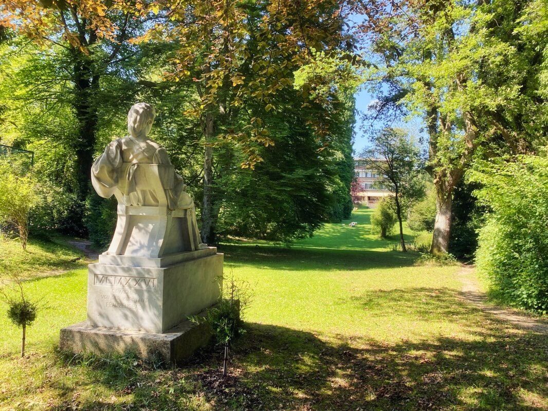Sisi am Starnberger See – Wanderung auf den Spuren der Kaiserin 25 Sisi am Starnberger See: Denkmal der Kaiserin im Kaiserin Elisabeth Hotel in Feldafing