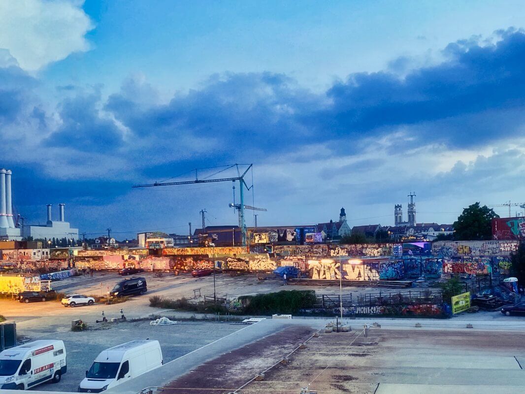 Blick vom Dach des Volkstheaters über den ehemaligen Viehhof mit dem Bahnwärter Thiel