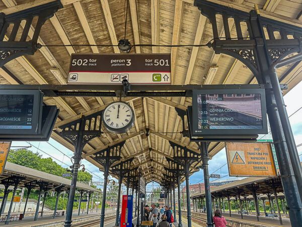 Gleis 3 des Hauptbahnhofs in Danzig, wo die Regionalzüge abfahren