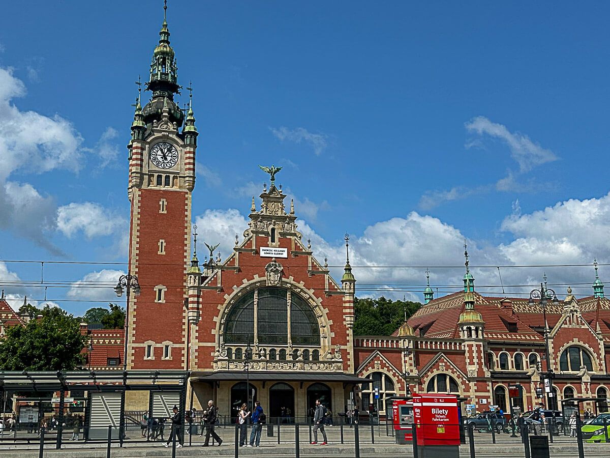 Danzig: Reich geschmückter Bahnhof mit Turm 