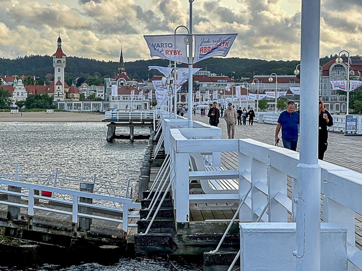 Sopot: Seebrücke mit flanierenden Menschen; am andere Ende die Kuranlagen des Ortes