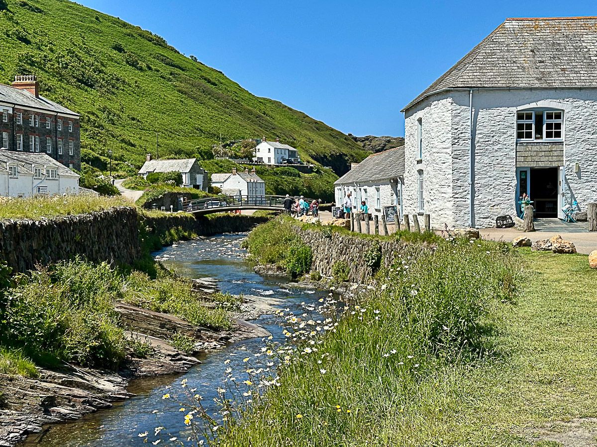 Cornwall, Boscastle: Schmugglerort mit Fluss und weißen Häusern 