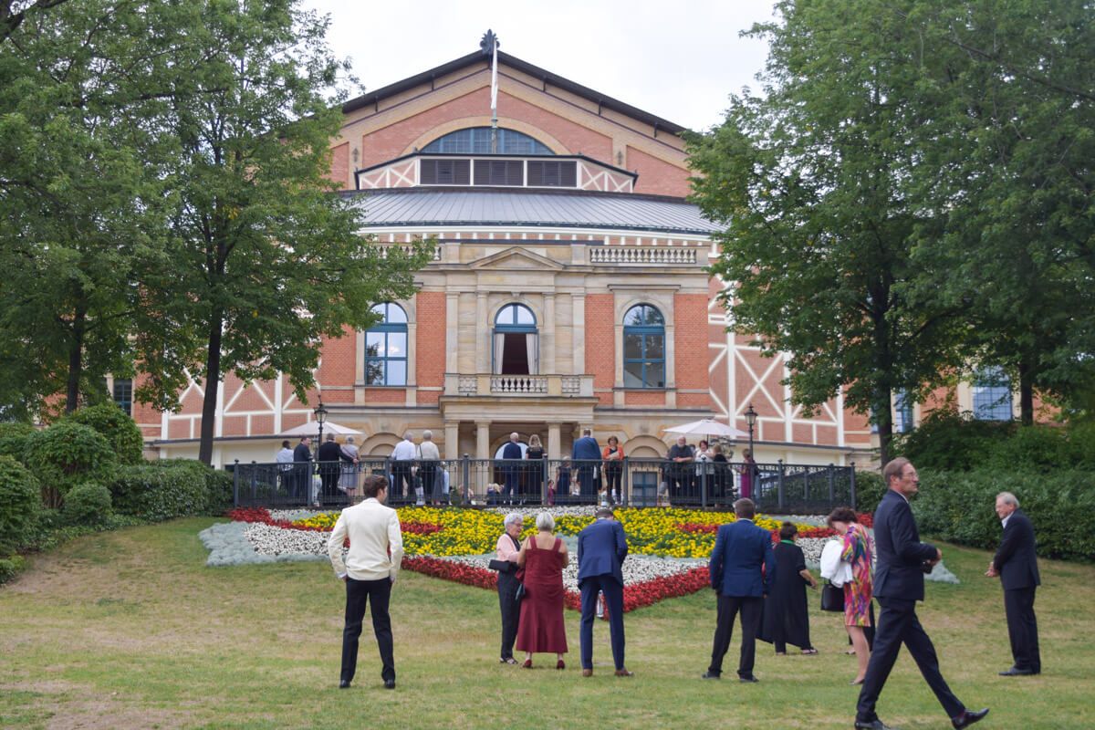 Sehenswürdigkeiten Bayreuth auf Markgräfin Wilhelmines Spuren 36 Opernhaus mit Menschen in festlicher Kleidung davor