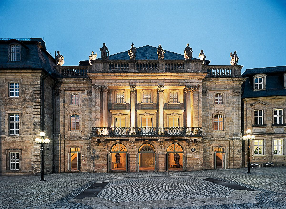 Sehenswürdigkeiten Bayreuth auf Markgräfin Wilhelmines Spuren 12 Das beleuchtete Opernhaus mit Balkonen und Figuren auf dem Dach