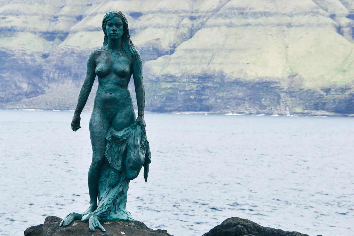 Sehenswürdigkeiten auf den Färöern Insel: Kalsoy mit Robbenfrau in Mikladalur