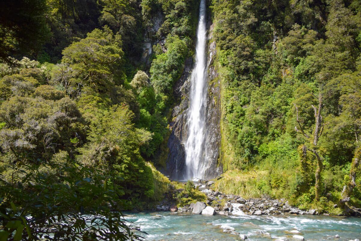 Kleine Attraktionen bei der Fahrt über den Haast Pass: Thunder Creek Falls