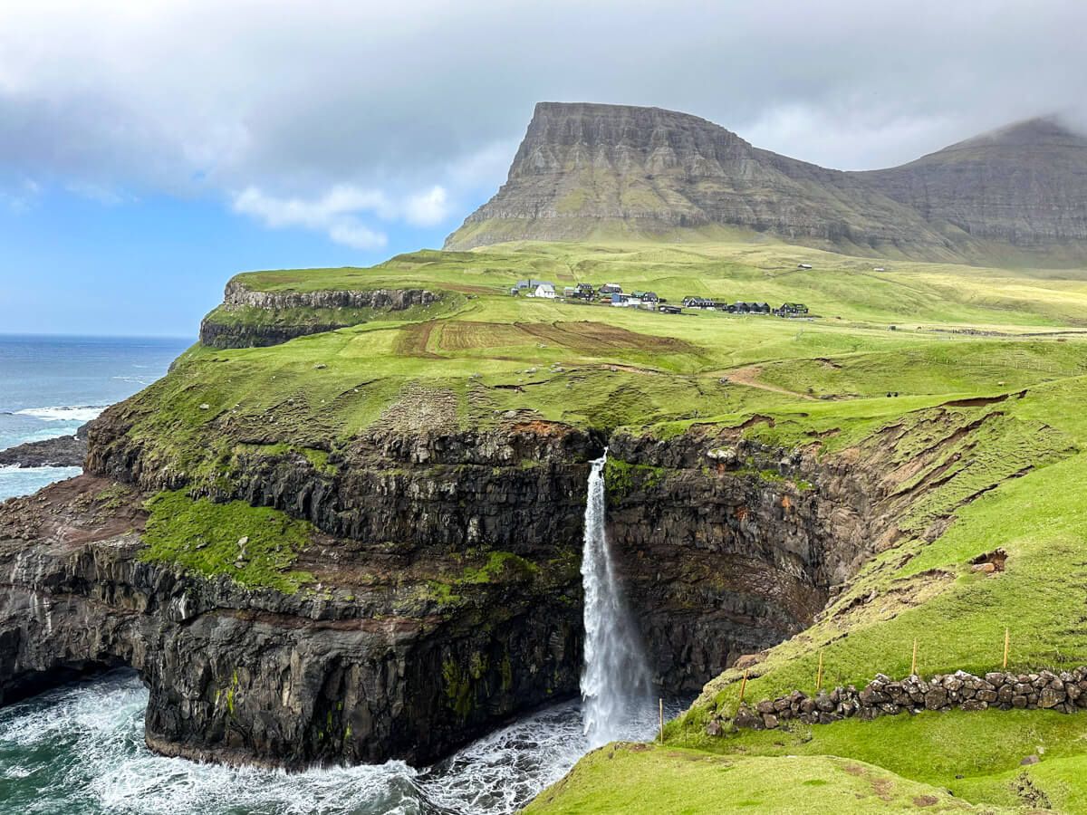 Sehenswürdigkeiten der Färöer: Dorf Grasdalur mit Wasserfall