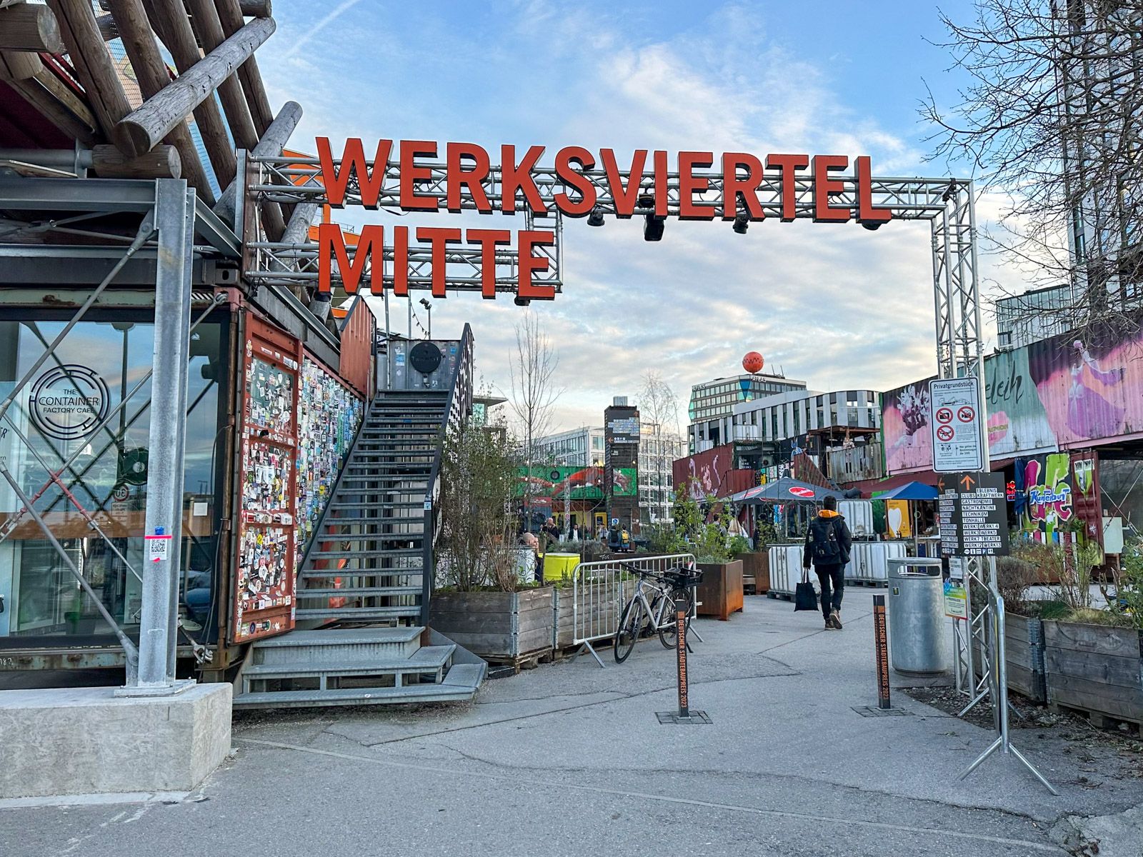 Eingang zum Containerquartier des Werksviertels mit bunt angemalten Containern 