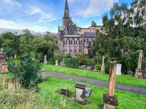 Glasgow: St Mungo's Cathedral, Blick vom Friedhof