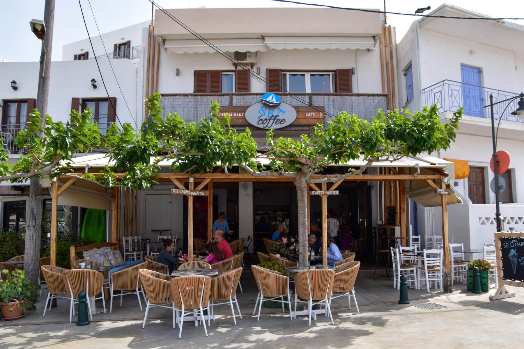 Café mit Gästen in der Altstadt 