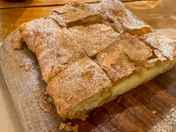 Frühstücksspezialität aus Griechenland: gefüllte Pastete