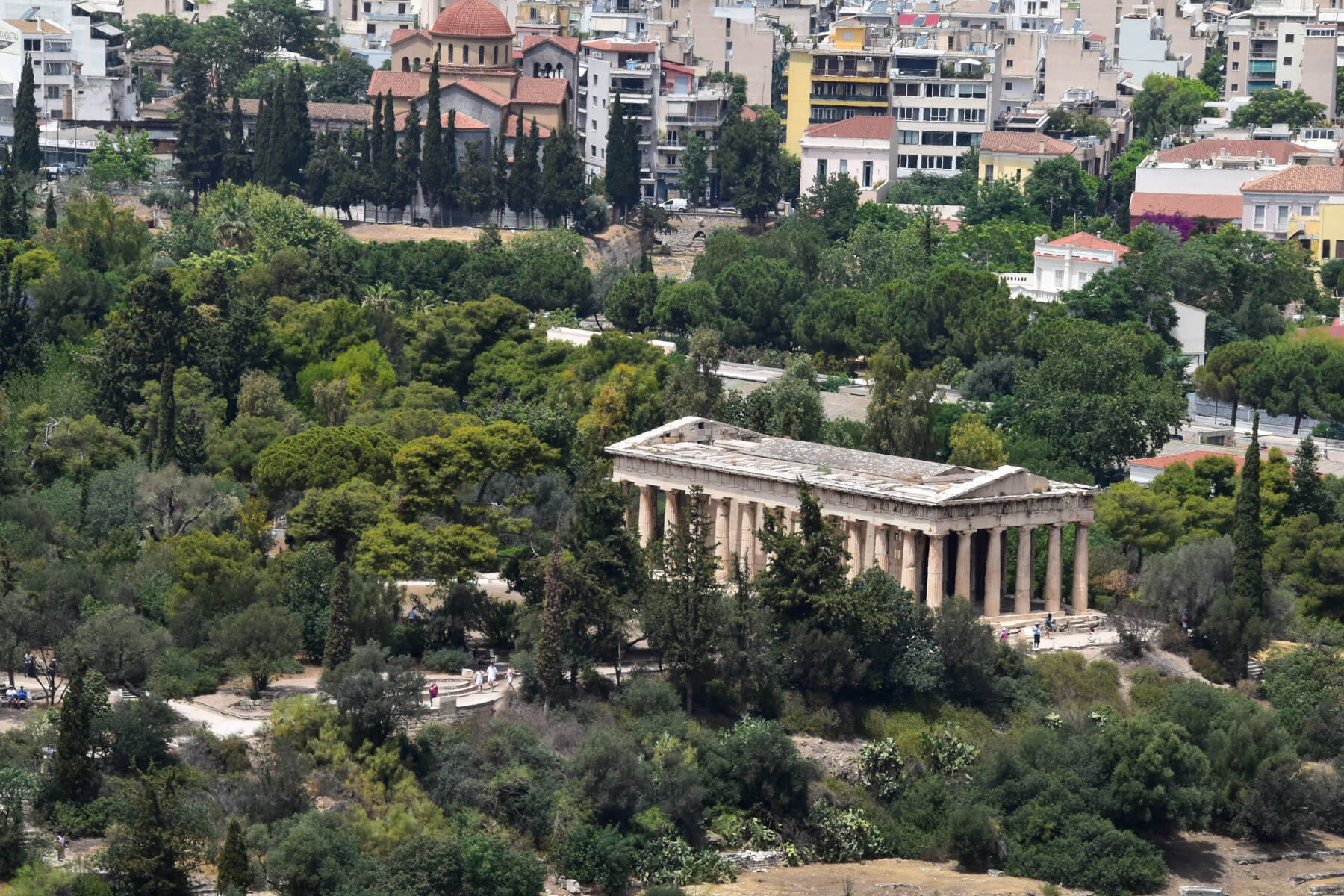 Blick auf einen Tempel inmitten von Büschen