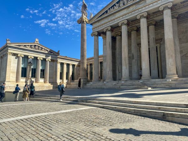 Zwei Gebäude der Trilogie mit antiken Säulen