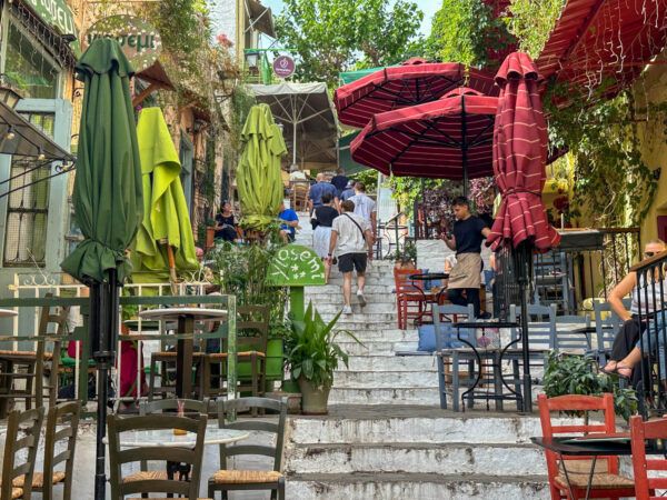 Treppengassen der Plaka mit vielen Gästen