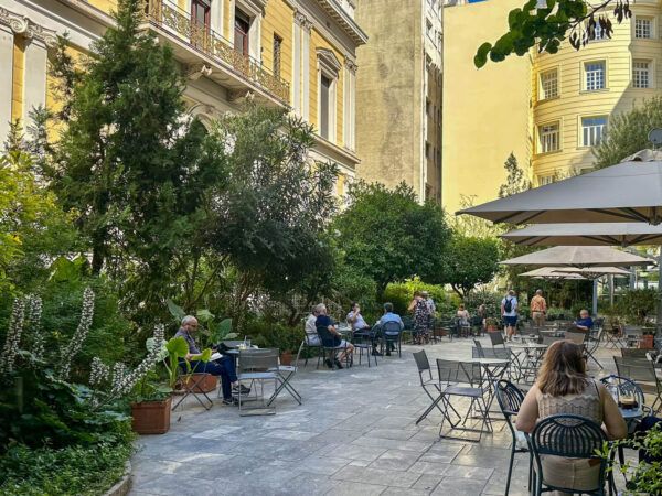 Innenhof mit Menschen im café