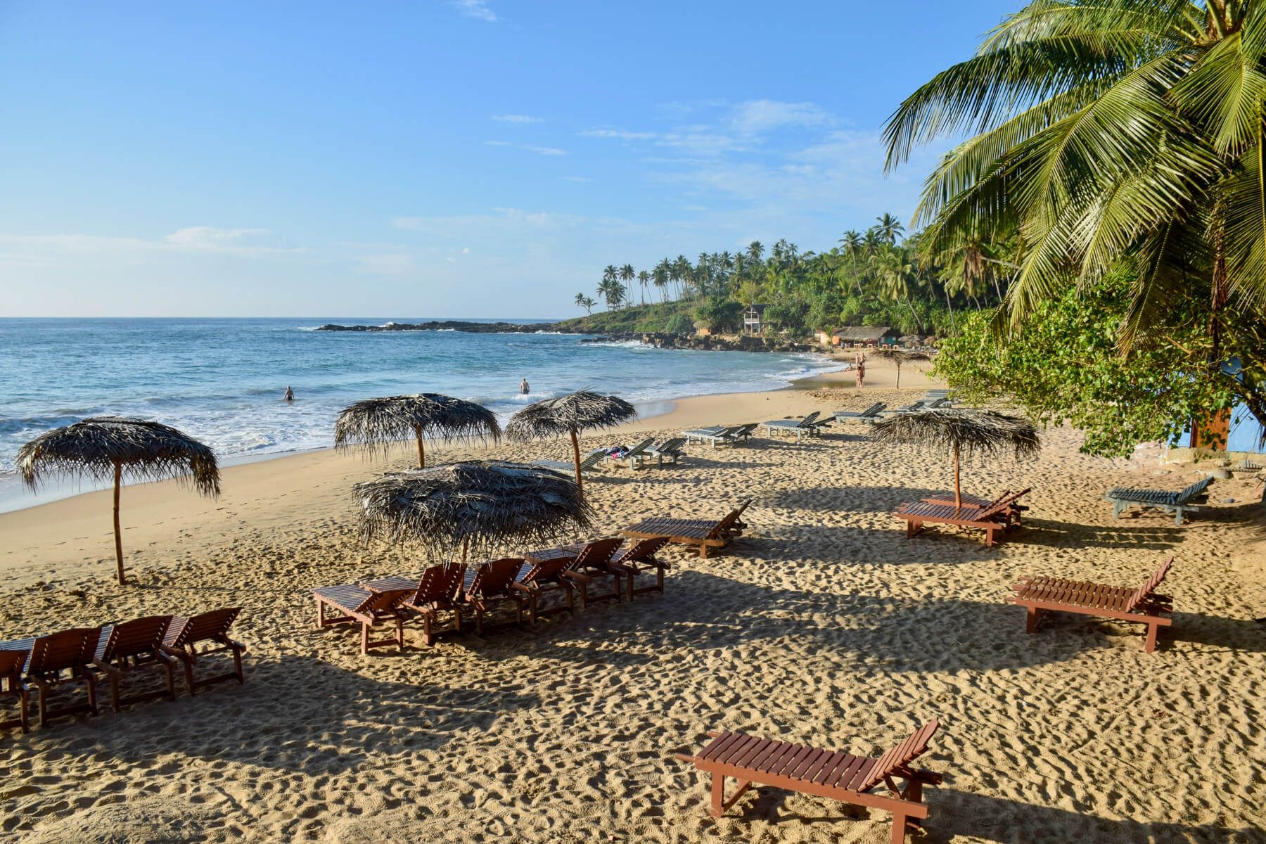 Eine der Kokospalmenbuchten rund um Tangalle an der Südküste Sri Lankas