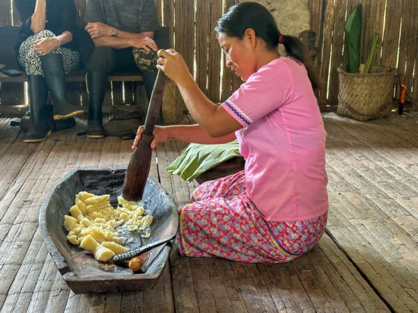 Highlights in Ecuador: Frau bei der Essenszubereitung in einer indigenen Gemeinschaft 