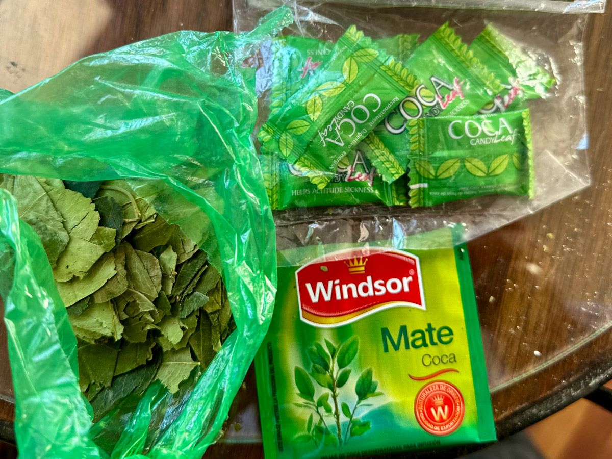 Coca-Tee und Coca-Blätter sind beliebte Mittel gegen Höhenkrankheit