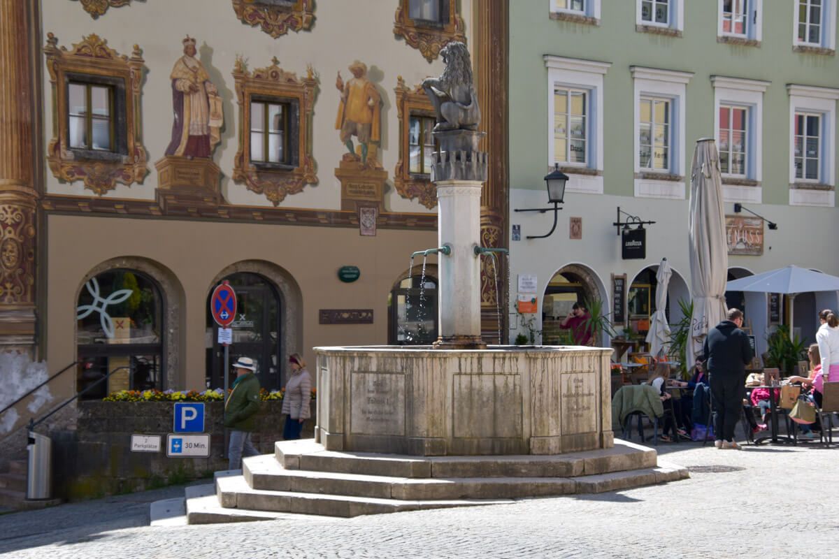 Sehenswürdigkeiten in Berchtesgaden: Marktplatz mit Löwenbrunnen und Hirschenhaus