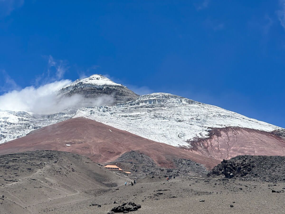Highlights in Ecuador: Blick auf den Gipfel des Cotopaxi aus 4600 Meter Höhe