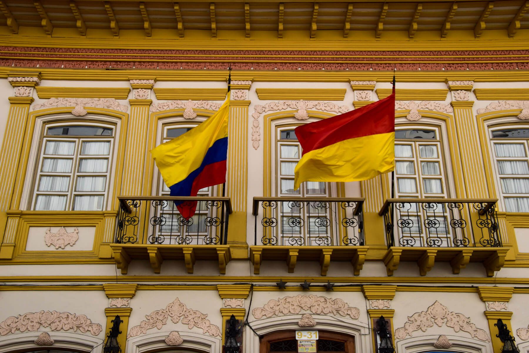 Highlights in Ecuador: Flaggen am Regierungssitz an der Plaza Grande in Quito 