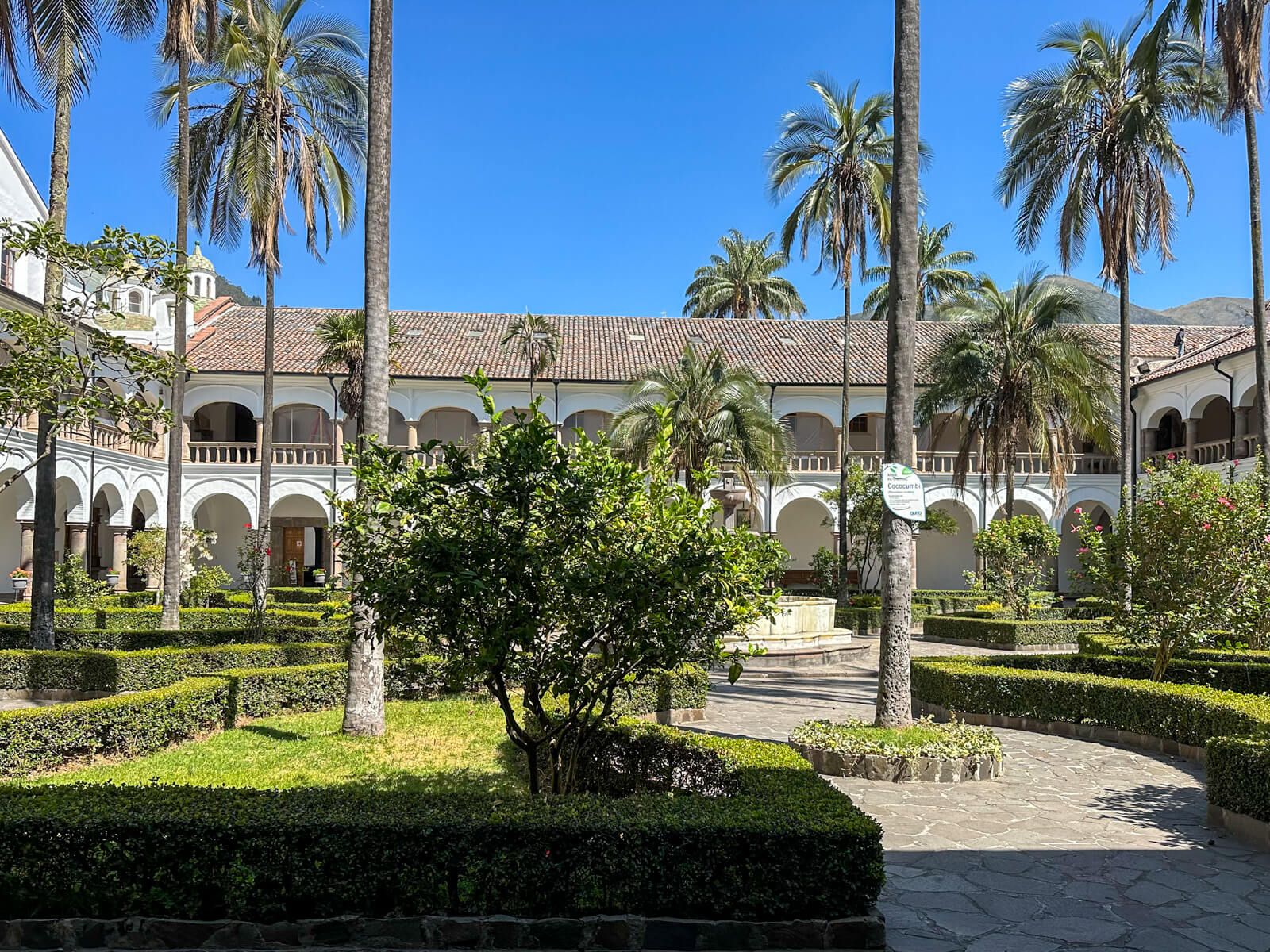 Highlights in Ecuador: Kreuzgang des ehemaligen Klosters San Francisco in Quito