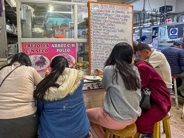 Sehenswürdigkeiten in Lima: Essensstand im Mercado Central