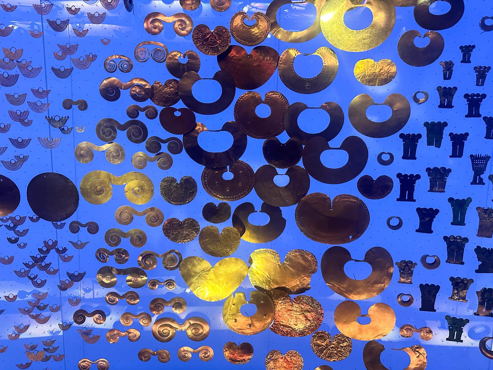 Goldschmuck im Goldmuseum