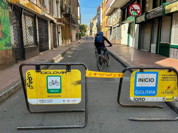 gesperrte Straße mit Radfahrer