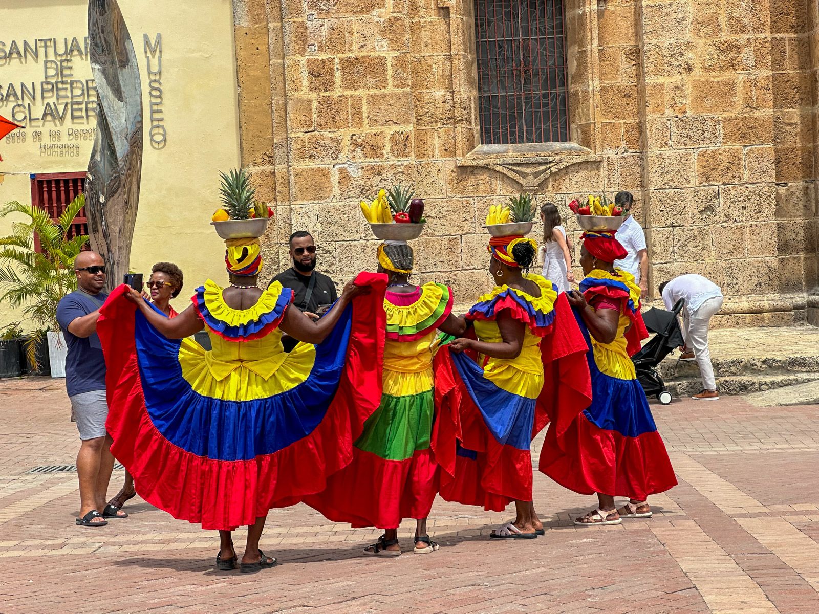 Farbenfrohe Fotomodells  im Cartagena-Stil