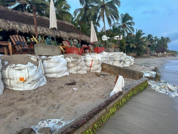 Sandsäcke am Strand gegen die Brandung