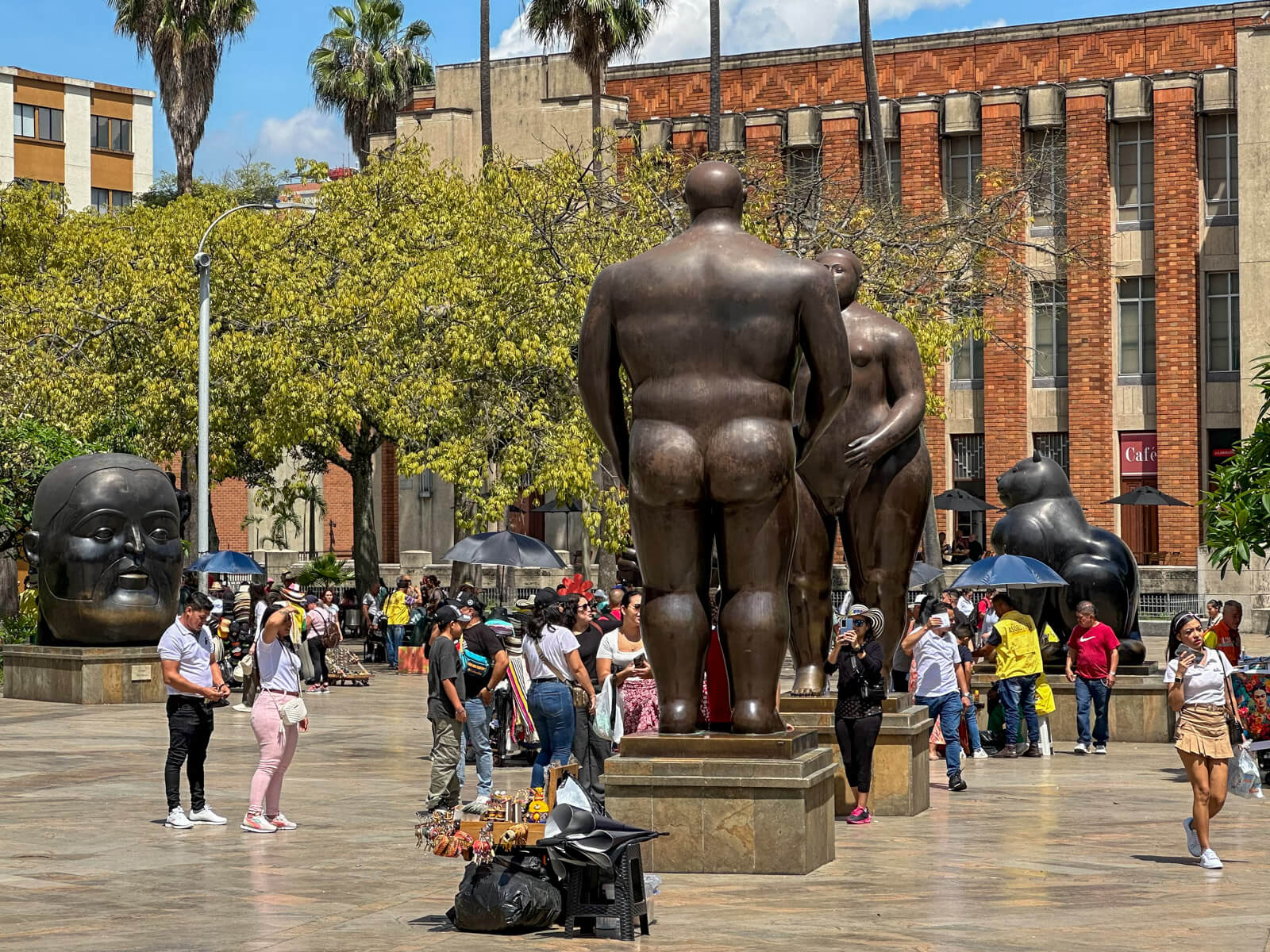 Skulptur von Mann und Frau auf einem belebten Platz