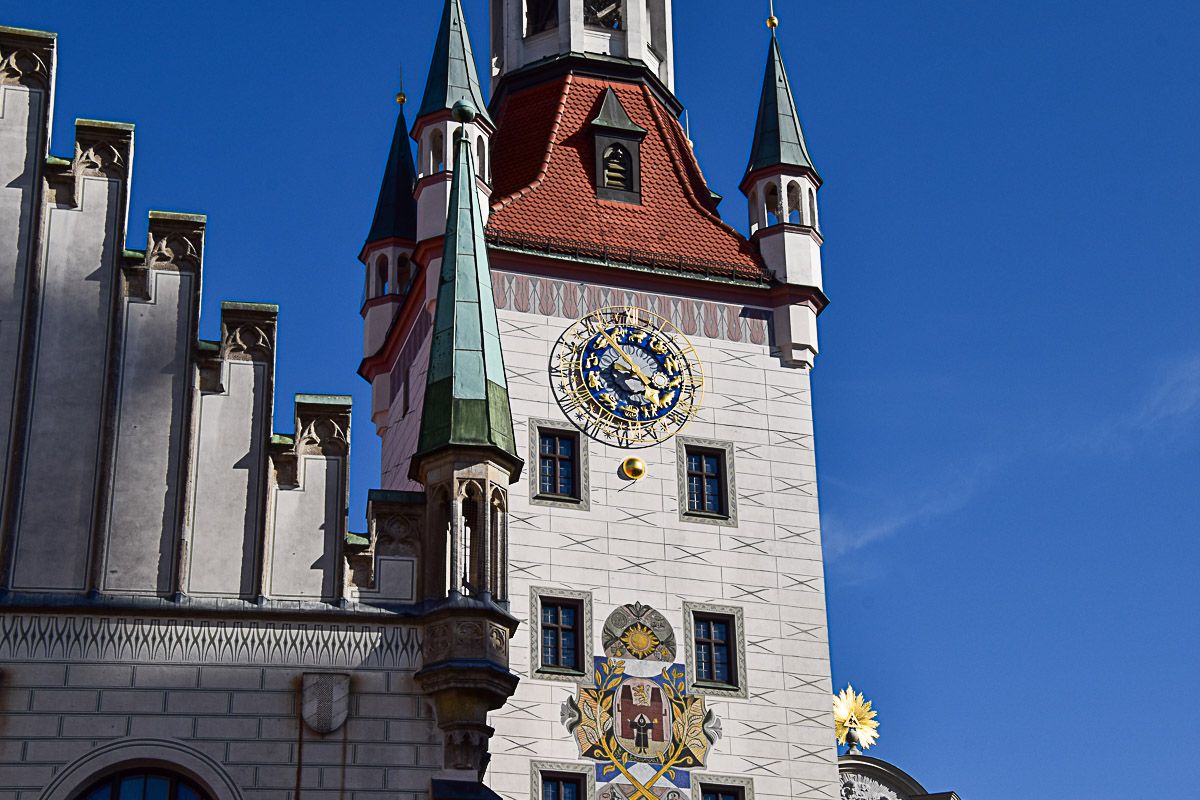 Ein historisches Rathausgebäude mit Stufengiebel und einem Turm mit mehreren Türmchen und Turmuhr