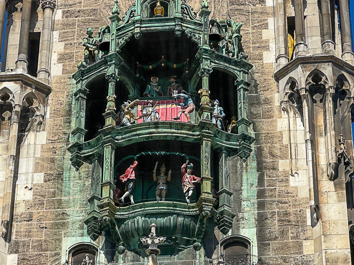 Die Fassade des Neuen Rathauses mit dem berühmten Glockenspiel, das tanzende Figuren zeigt.