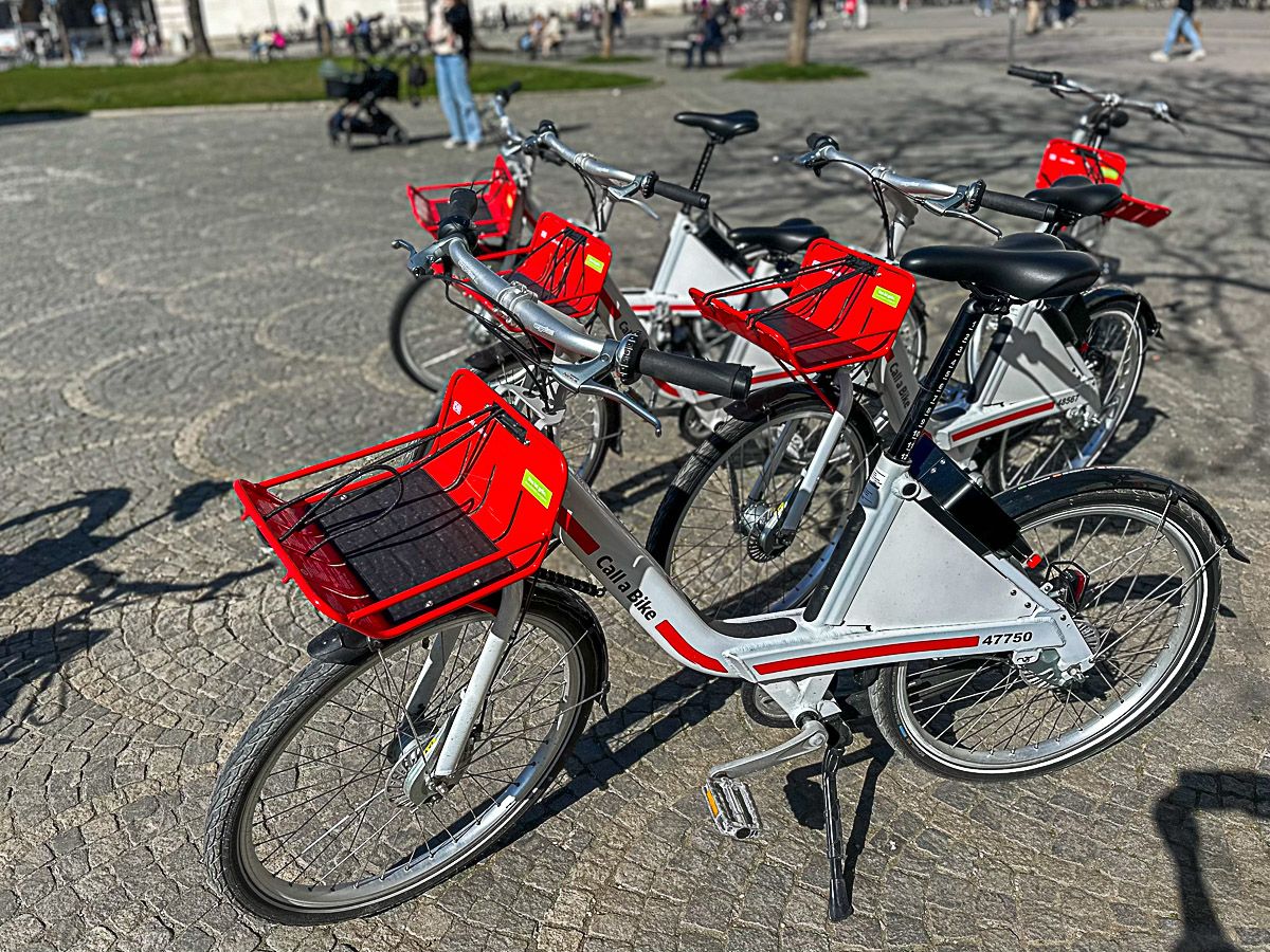 Leihfahrräder in rot und silber