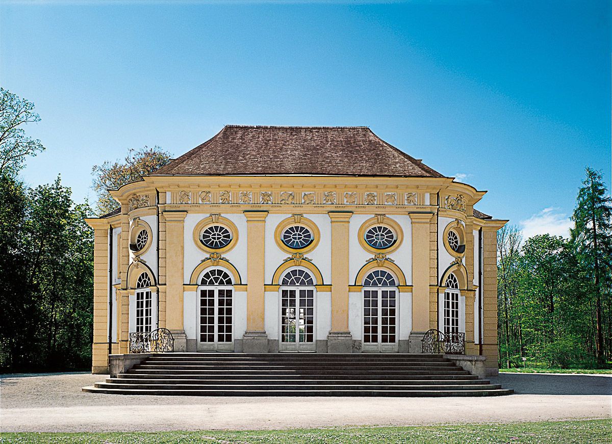 Ein kleines Schlösschen im Park in Weiß und Gelb