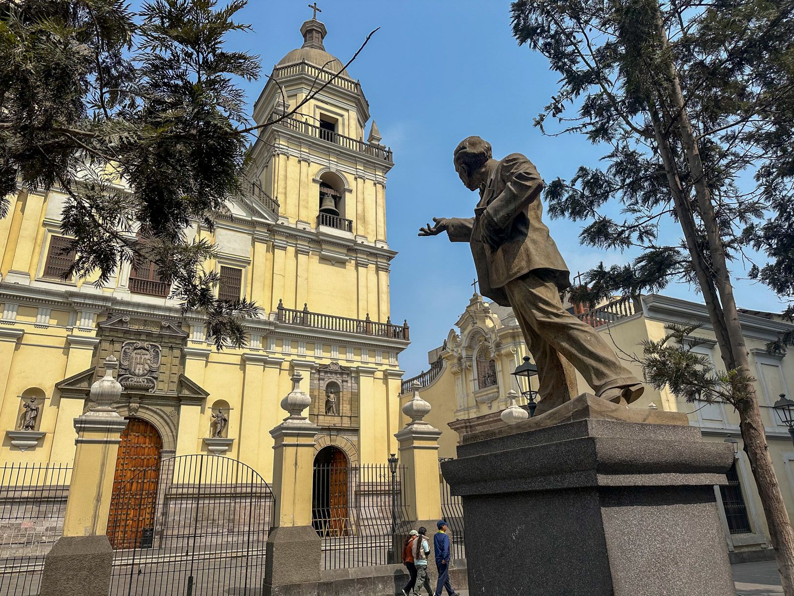 gelbe Kirche mit Denkmal davor