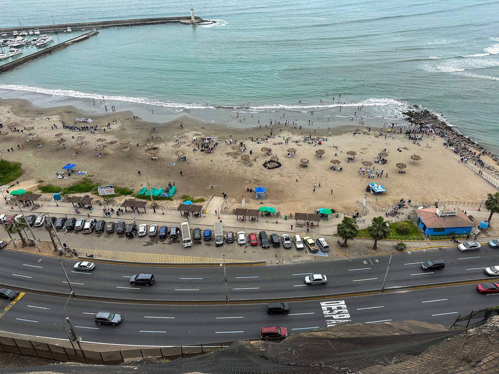 Strand hinter einer mehrspurigen Straße