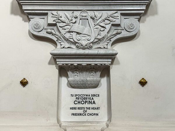 Erinnerungsmal in einer Kirche, das auf Frederic Chopin hinweist