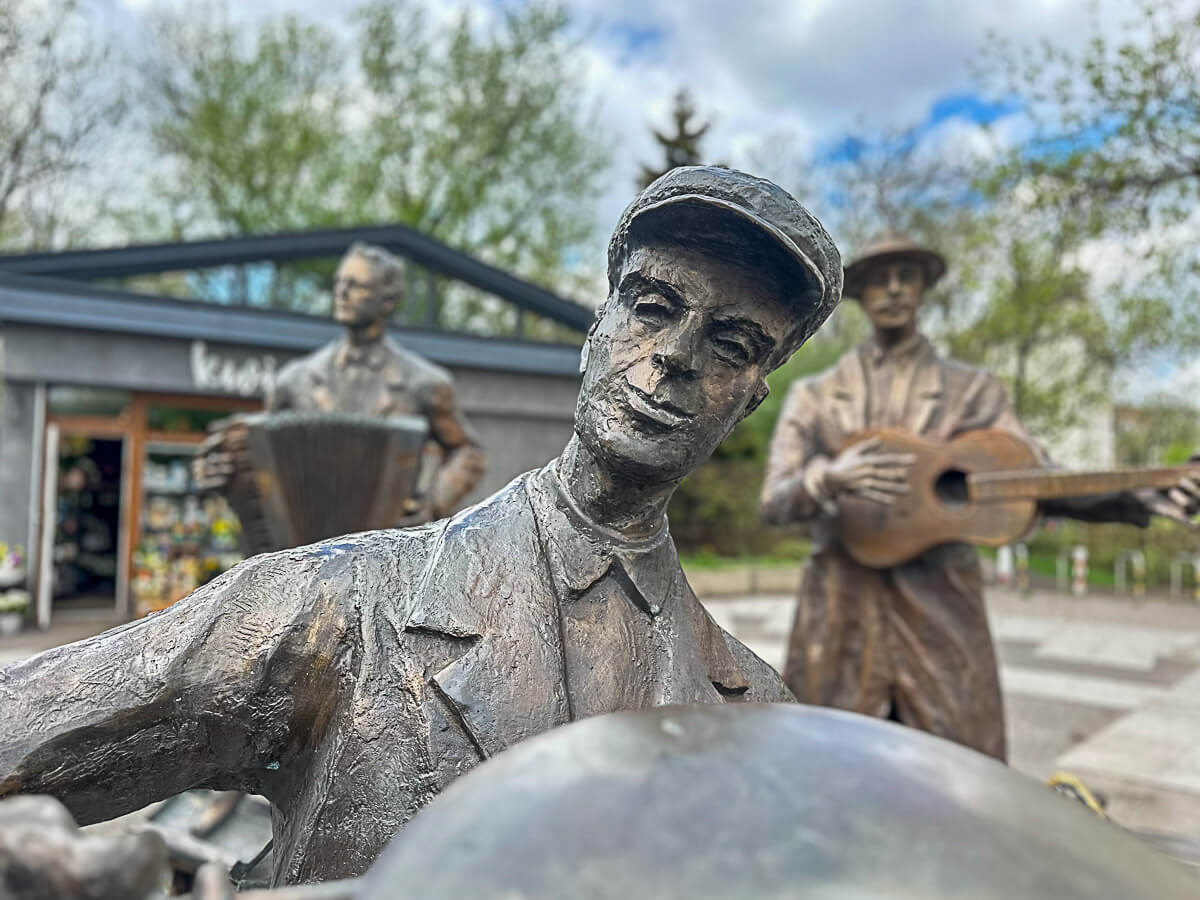 Detail eines Musikers aus Bronze