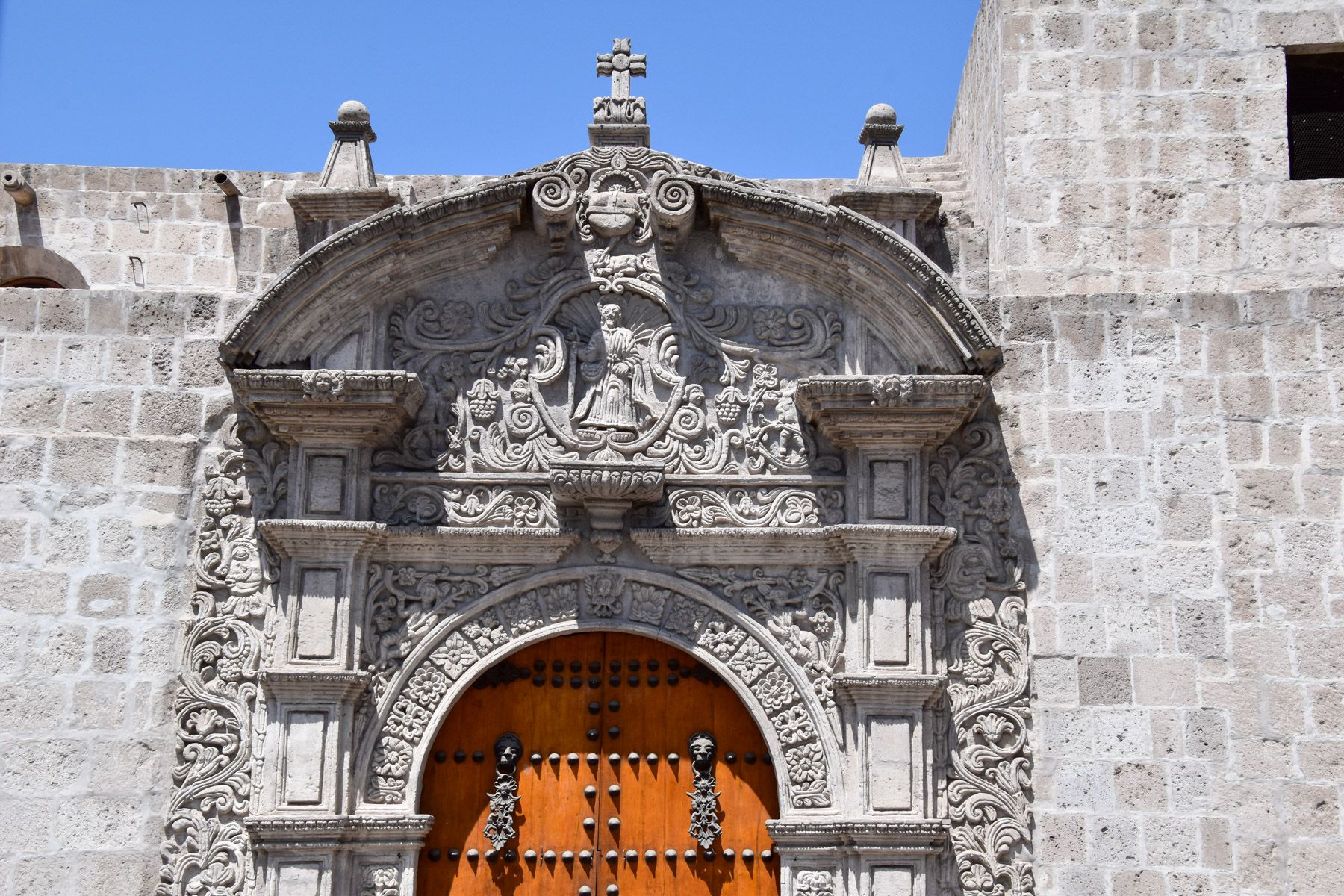 barockes Kirchenportal mit üppigem Schmuck