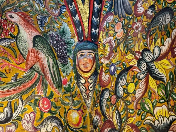 Bunt bemalte Kirchenkapelle mit Frau, Blumen, Vögeln