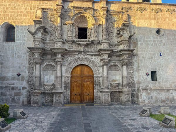 Üppig verziertes Kirchenportal