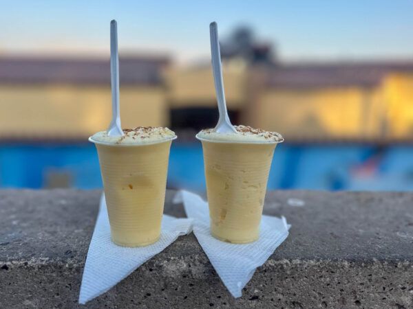 Sehenswürdigkeiten Arequipa: Zwei Becher mit lokalem Eis auf der Mauer