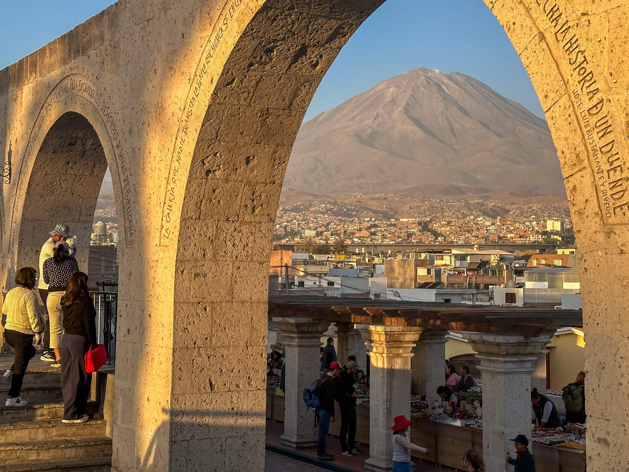 Sehenswürdigkeiten Arequipa: Blick auf die nächtliche Stadt