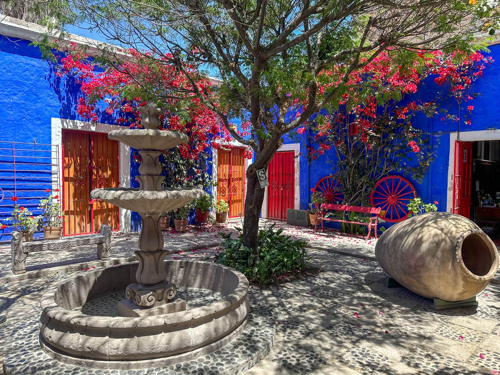Sehenswürdigkeiten Arequipa: Innenhof eines Hauses aus der Kolonialzeit mit Brunnen