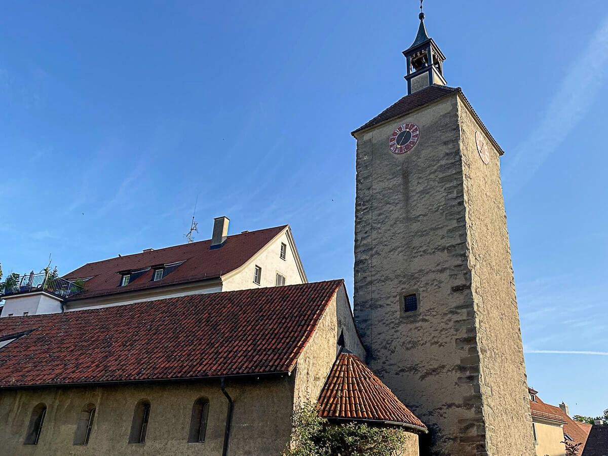 mittelalterliche Kirche mit Turm